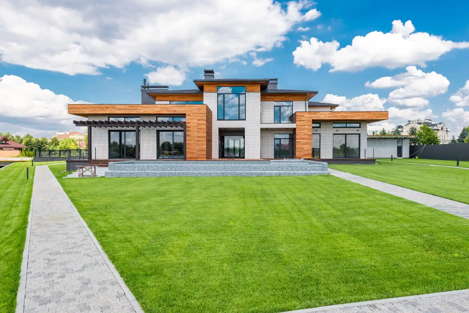 Rumah modern dengan halaman luas dan arsitektur kontemporer